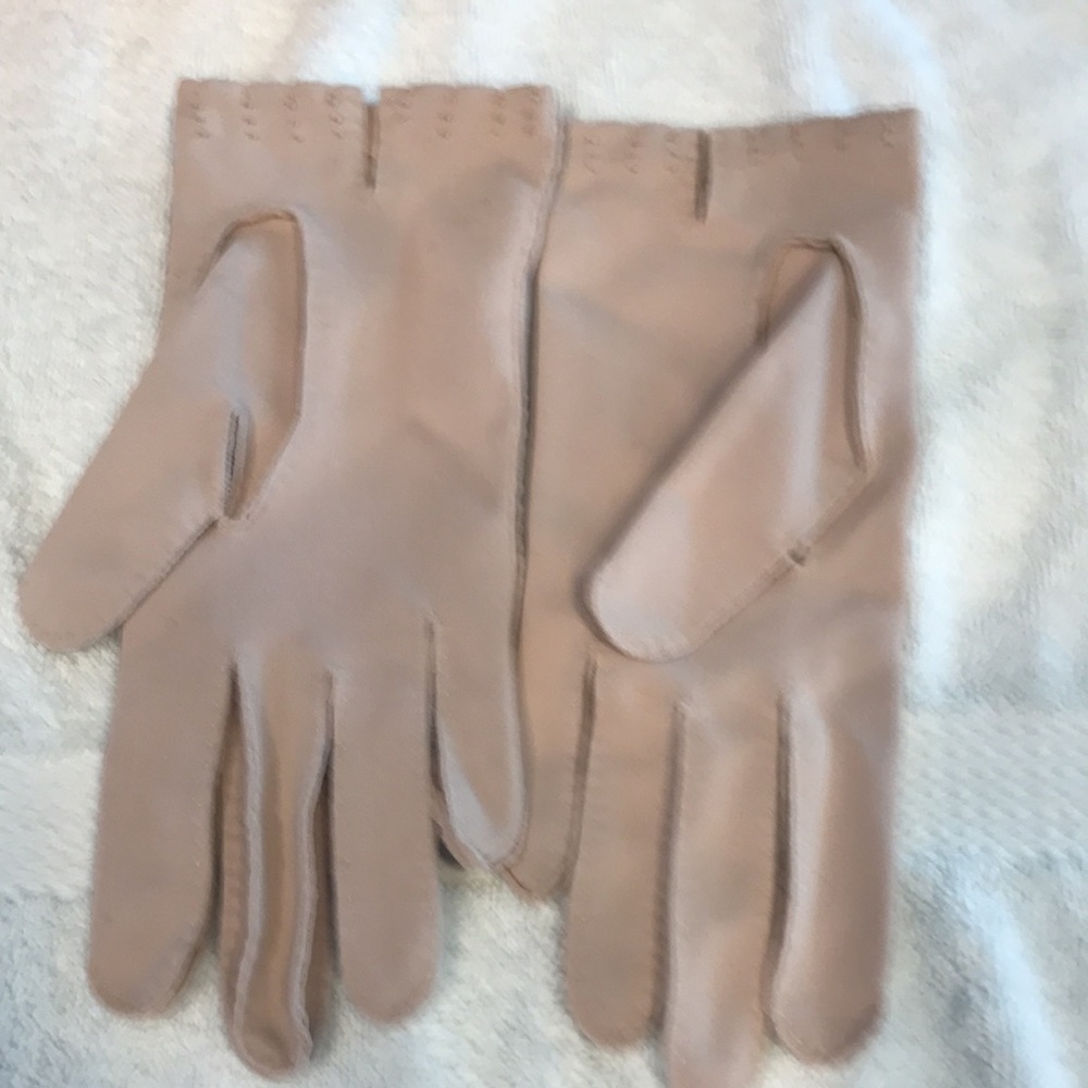 Gloves - Picture 2 of 3